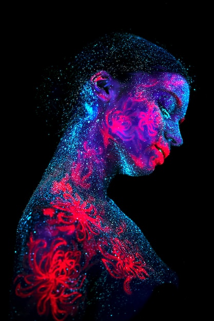 Profielportret van een mooie meisjesvreemdeling. Ultraviolet body art blauwe nachtelijke hemel met sterren en roze kwallen