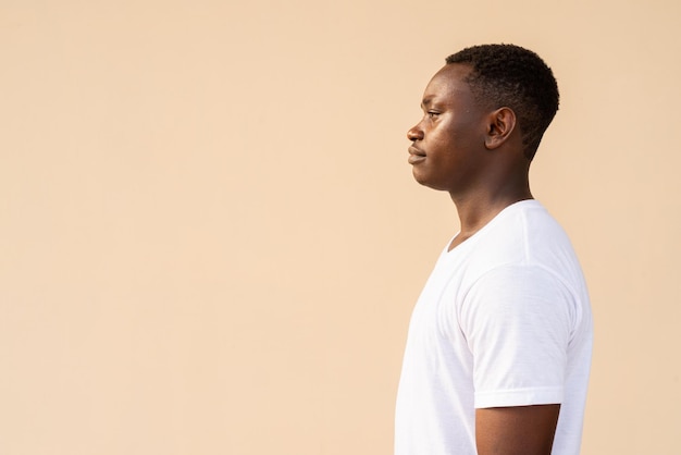 Profielweergave portret van knappe Afrikaanse man met witte tshirt