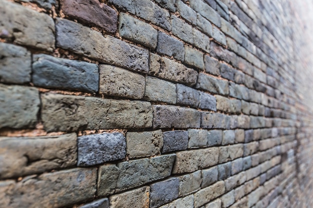 Profile brick wall