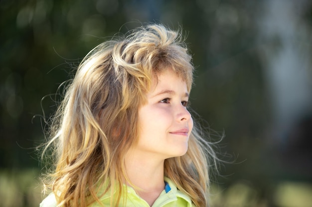 Профильное детское лицо портрет очаровательного маленького мальчика на зеленом фоне парка на природе вау взгляд портрет