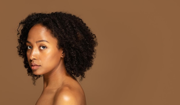 Photo profile portrait of halfnaked african lady posing on colorful background