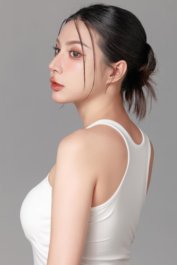 身穿白色背心、化淡妝的女子肖像