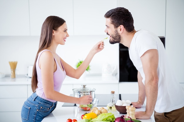Профиль стороны два человека наслаждаются страстной связью женщина кормит салатом мужчину