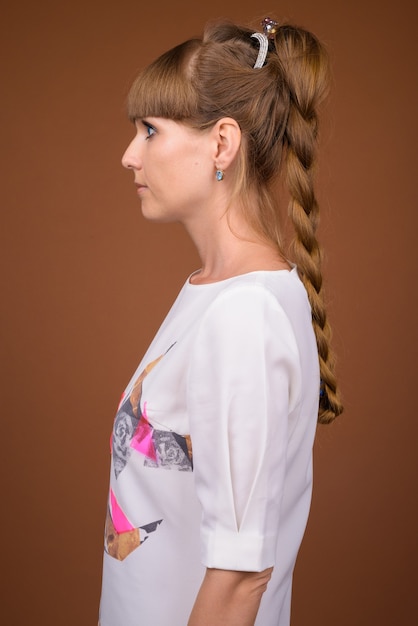 Foto vista di profilo di bella donna bionda con i capelli intrecciati