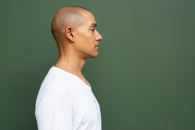 Photo profile view portrait of handsome bald man wearing tshirt