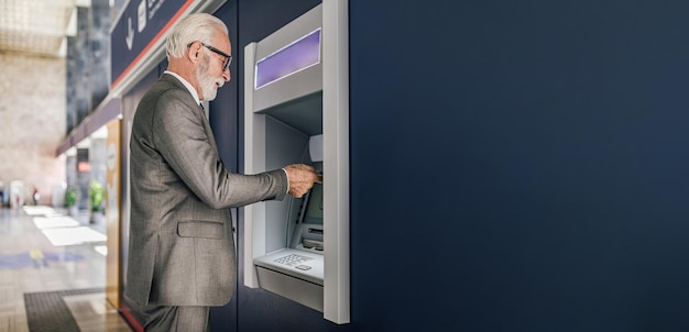 현금 인출을 위해 ATM 기계를 사용하는 소송에서 고위 기업가의 프로필 보기