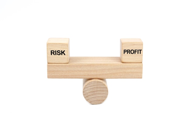 Concetto di equilibrio tra profitto e rischio su sfondo bianco