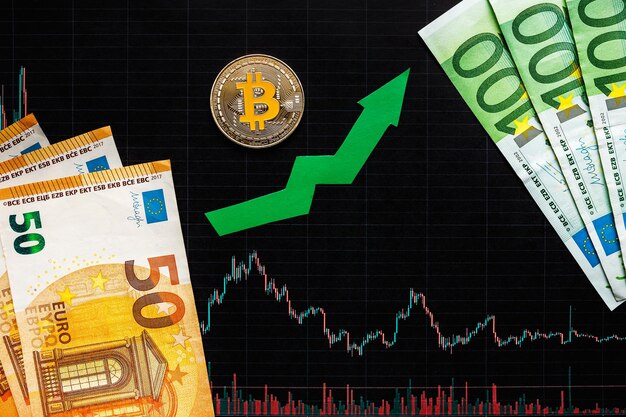 Investimento redditizio di denaro virtuale bitcoin freccia verde e bitcoin argento su carta nera grafico forex indice di rating salire sullo sfondo del mercato dei cambi concetto di apprezzamento della criptovaluta