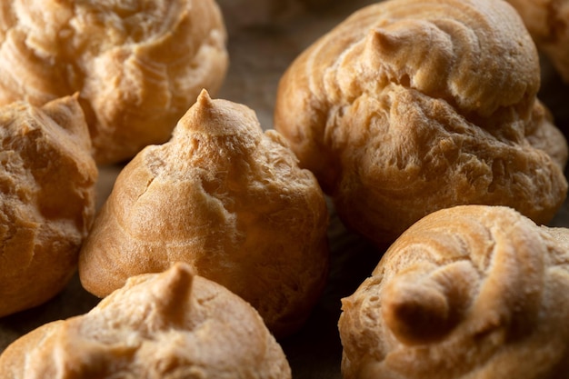 Profiterole cake blanco macro Verschillende stukken liggen op tafel Mooie gouden kleur