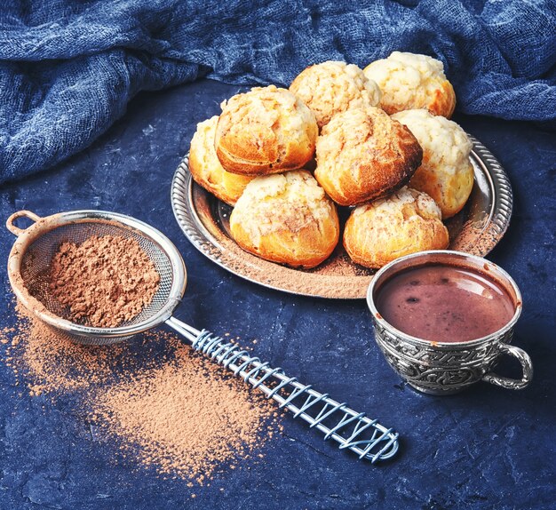 Profiteroles en warme chocolademelk