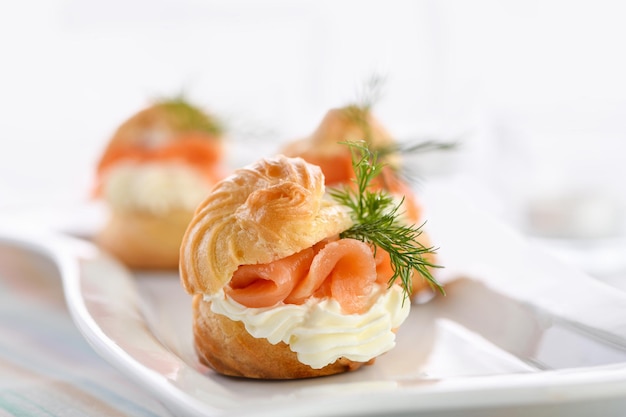 Profiteroles gevuld met roomkaas en zalm.