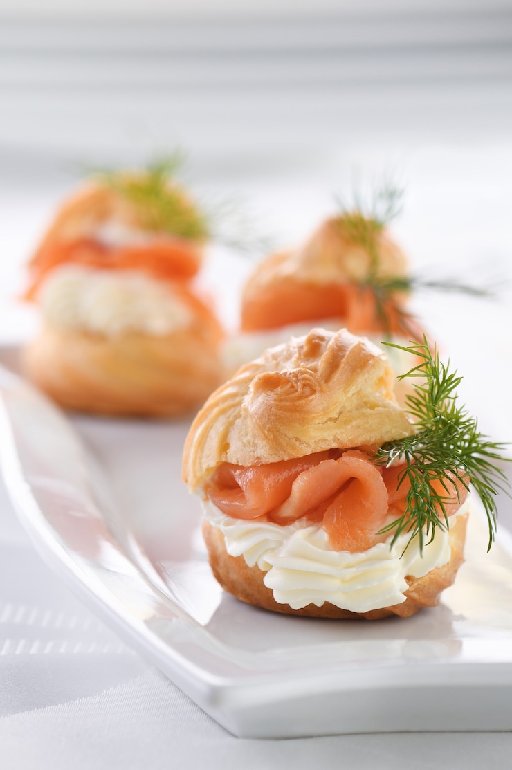 Profiteroles gevuld met roomkaas en zalm.
