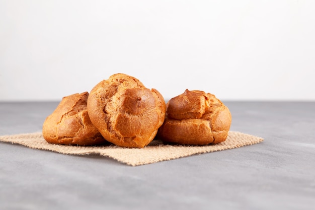 Profiteroles panini francesi dorati ripieni di crema cottura fatta in casa