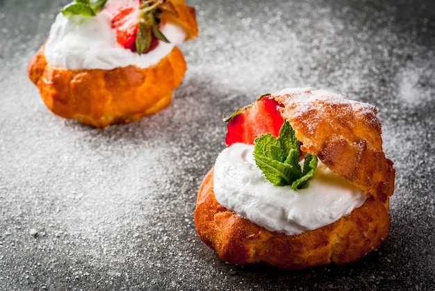 Profiteroles met slagroom, aardbeien en munt