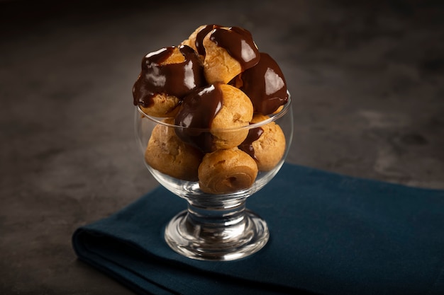 Profiteroles omhuld met chocoladesaus