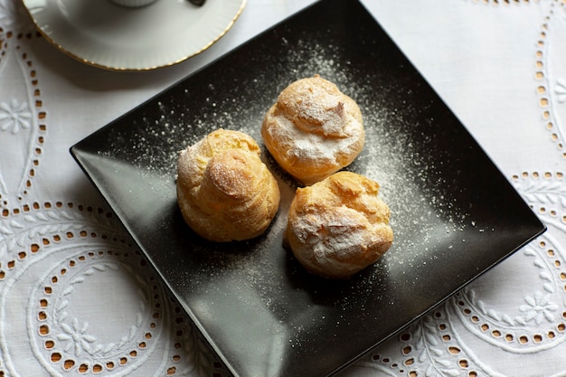 사진 어두운 접시에 profiteroles