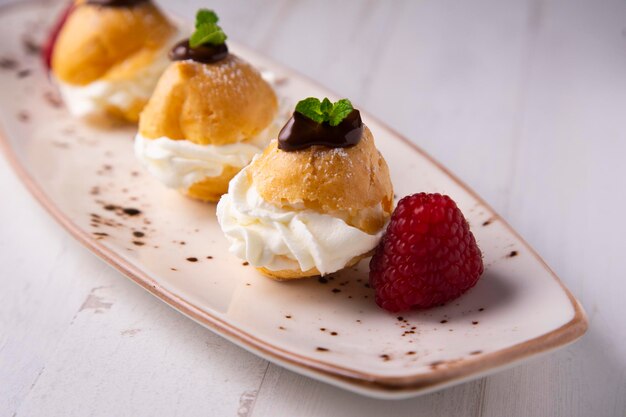 The profiteroles or petiss are balls made with choux pastry that are filled with various ingredient