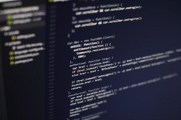 Foto programmeercode op computerscherm. software ontwikkeling. programmacode schrijven op computer.