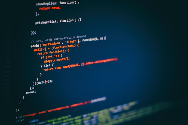 Foto programmeercode op computerscherm. software ontwikkeling. programmacode schrijven op computer.