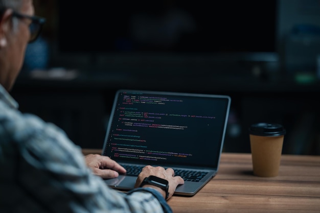 Programmer codering compiler encode debug en ontwikkelaar applicatie software voor bedrijven met laptop computer Man programmeren coderen web app van het werk thuis code show scherm monitor