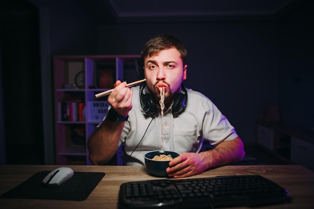 プログラマーはファーストフードの夕食を食べます