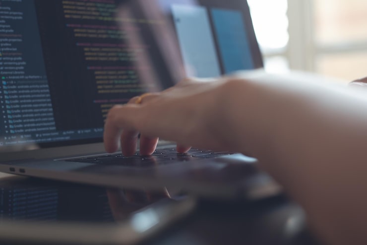 Photo programmer software developer coding html program javascript on laptop computer