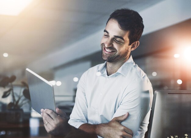 程序员平板电脑和夜晚与办公室研究和加班工作和数据分析 网络设计技术和数据库 微笑云计算和b2b网络在线沟通