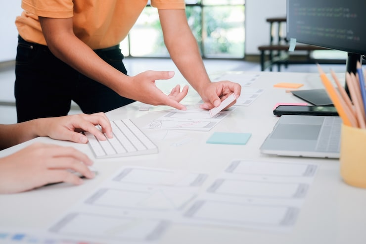 Photo 소프트웨어 개발 및 코딩 기술 분야에서 일하는 프로그래머 및 ux ui 디자이너. app 설계 및 프로그래밍 개발 기술.