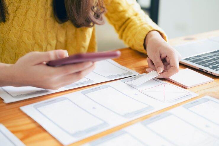 Photo 소프트웨어 개발 및 코딩 기술 분야에서 일하는 프로그래머 및 ux ui 디자이너. 모바일 및 웹사이트 디자인 및 프로그래밍 개발 기술.