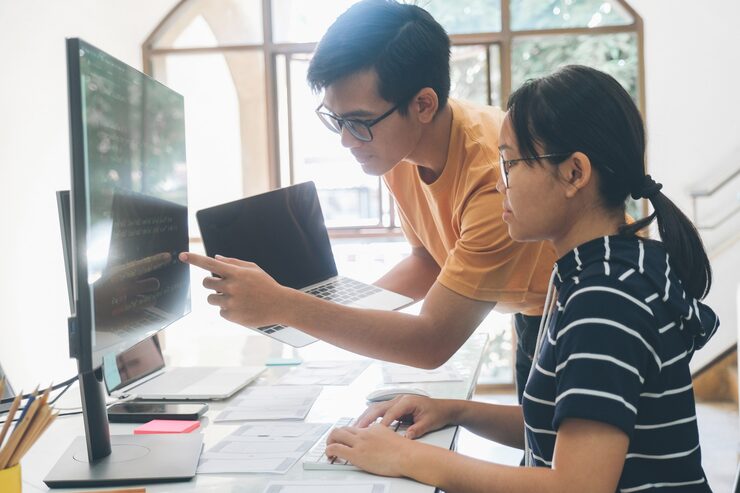 Photo 程序员和 ux ui 设计师,从事软件开发和编码技术移动和网站设计和编程开发技术