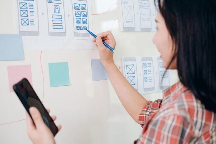 Photo 소프트웨어 개발 및 코딩 기술 분야에서 일하는 프로그래머 및 ux ui 디자이너. 모바일 및 웹사이트 디자인 및 프로그래밍 개발 기술.