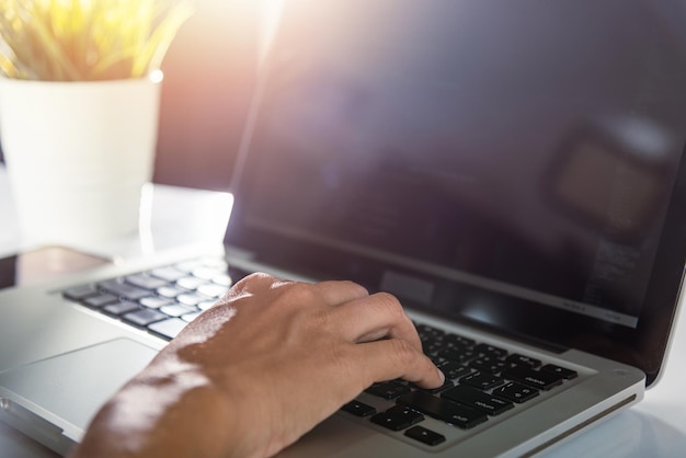 Programmatore donna che scrive il codice del programma seduto sul posto di lavoro in ufficio