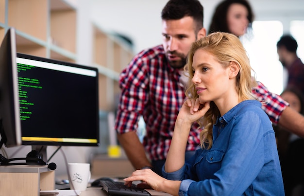 Foto programmatori che collaborano presso un'azienda di tecnologia dell'informazione