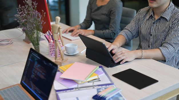 Foto il team di programmatori e sviluppatori di software it che lavora in un ufficio moderno per lo sviluppo di tecnologie di programmazione e codifica