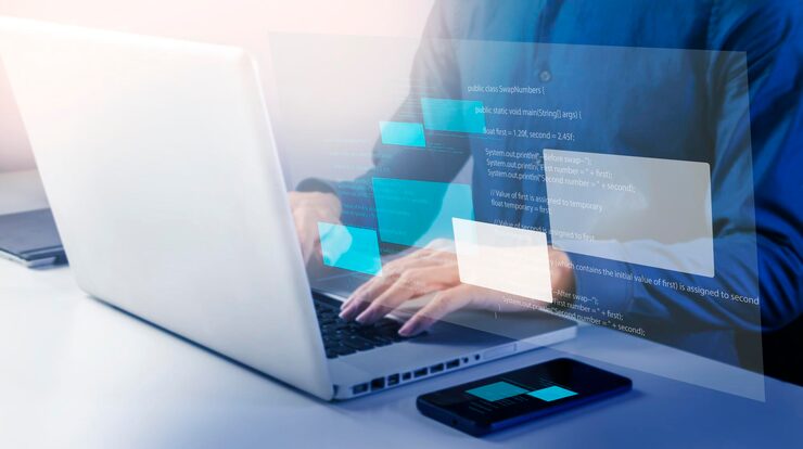 Photo 程式員在編碼和開發軟件系統上工作程式員編碼