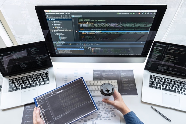 ソフトウェア開発のプロジェクトに取り組んでいるプログラマー