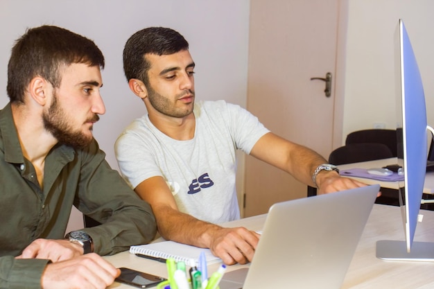 программисты, работающие с кодом программист кодирования