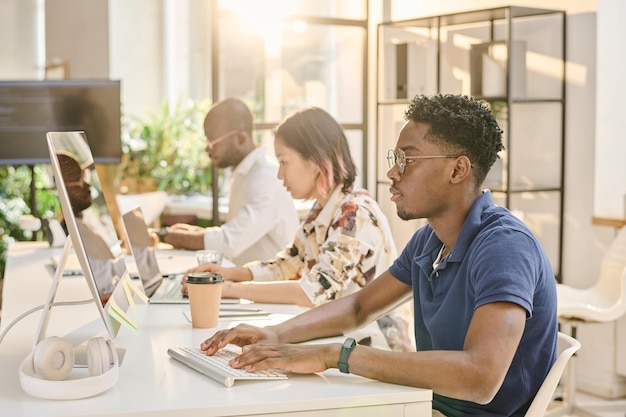 Programmeur die met software op computer werkt