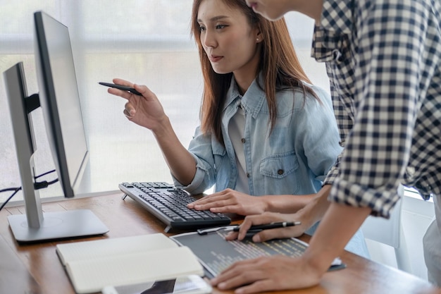 Foto programmeur die werkt in een softwareontwikkeling en coderingstechnologieën websiteontwerptechnologieconcept