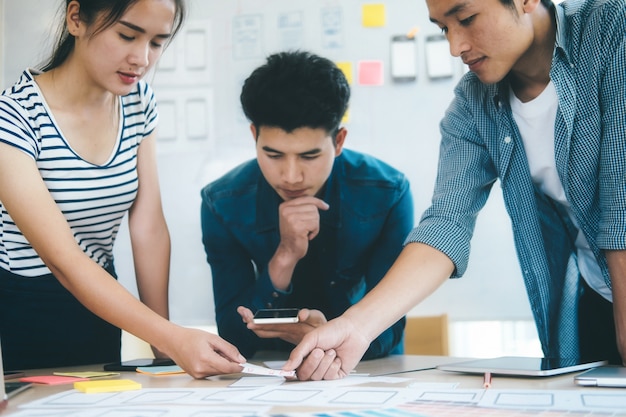 Programmeur en webontwikkelaar die een mobiele applicatie ontwikkelen.