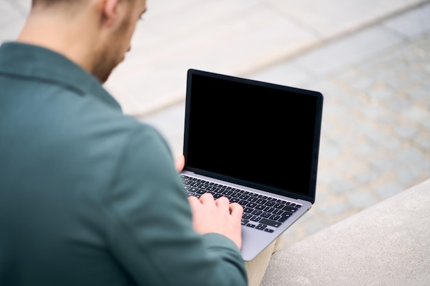 Programmeur met behulp van laptopcomputer freelance project, codering, digitaal scherm kijken