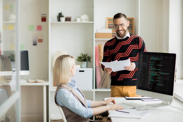 Programmeurs lachen tijdens het bespreken van nieuwe software