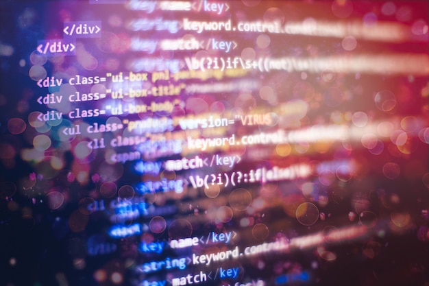 ソフトウェア開発者のプログラミングコード画面。ソフトウェアプログラミングの作業時間。