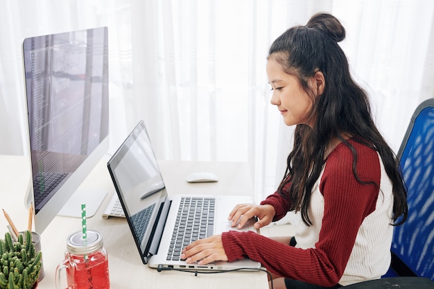 Programmazione ragazza adolescente