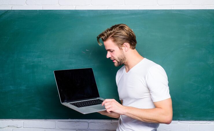 Photo programming web development school teacher programming with laptop handsome man use modern technology digital technology apply online course for programmers student learn programming language