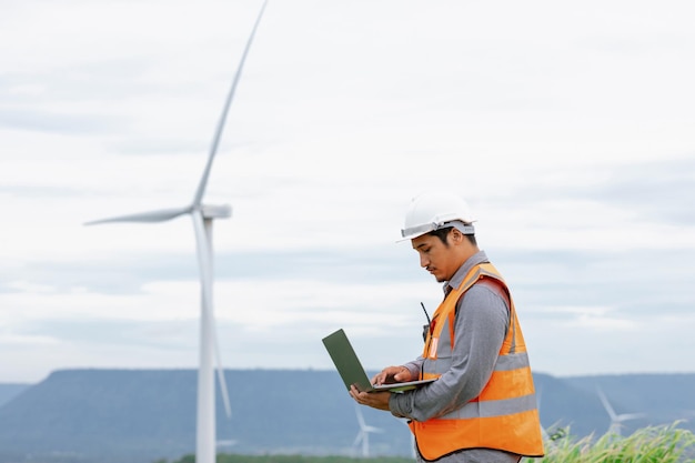 Progressief concept van ingenieur die werkt in het windpark bovenop de berg