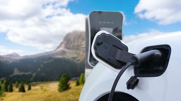 Progressief reisconcept per EV-auto in afgelegen berg met laadstation