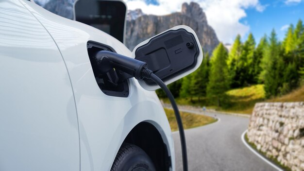 Foto progressief reisconcept van elektrische voertuigen die stoppen om energie op te laden van een laadstation in een afgelegen gebied voordat ze hun bestemming bereiken