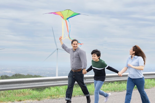 진보적이고 평온한 가족 휴가 개념 풍력 터빈으로 연 날리기