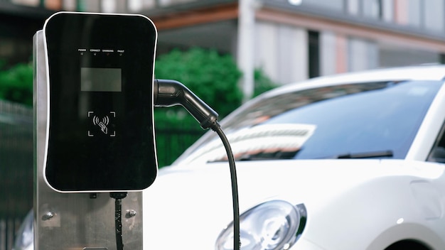 都市街道の電気充電ステーション - 電気自動車のバッテリーをグリーンエネルギーで充電しCO2 排出を減らすために環境に配慮する
